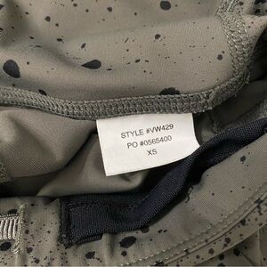 Vuori Stride Legging *Oregano Splatter* size XS Women’s active leggings